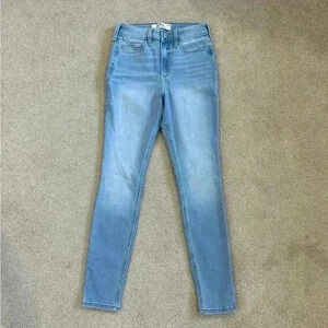 Hollister light wash curvy high rise super skinny jeans in size 25 short